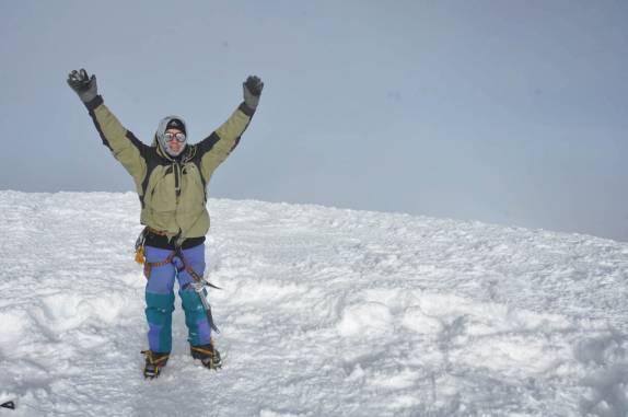 Meu guia celebra a chegada ao cume do Chimborazo, no Equador